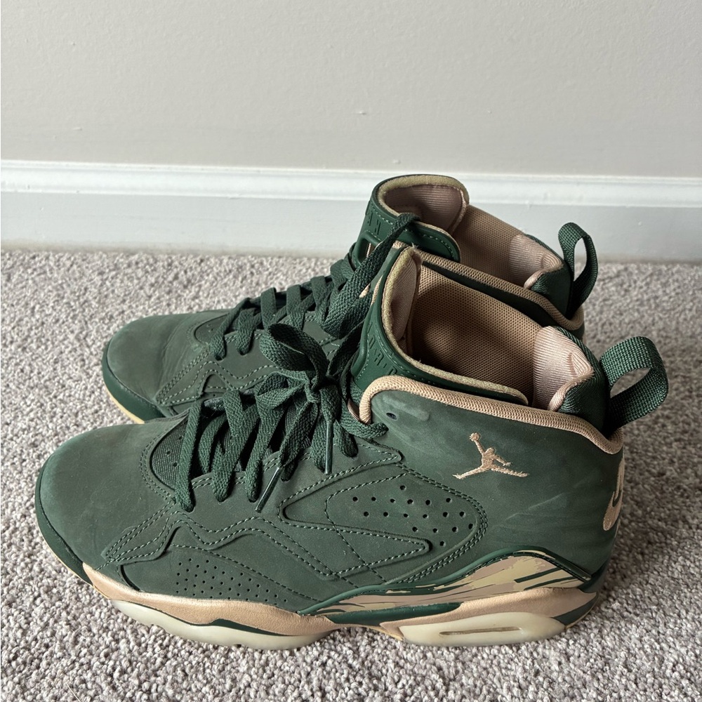 Air Jordan Athletic Shoes in Green and Tan Size 8.5